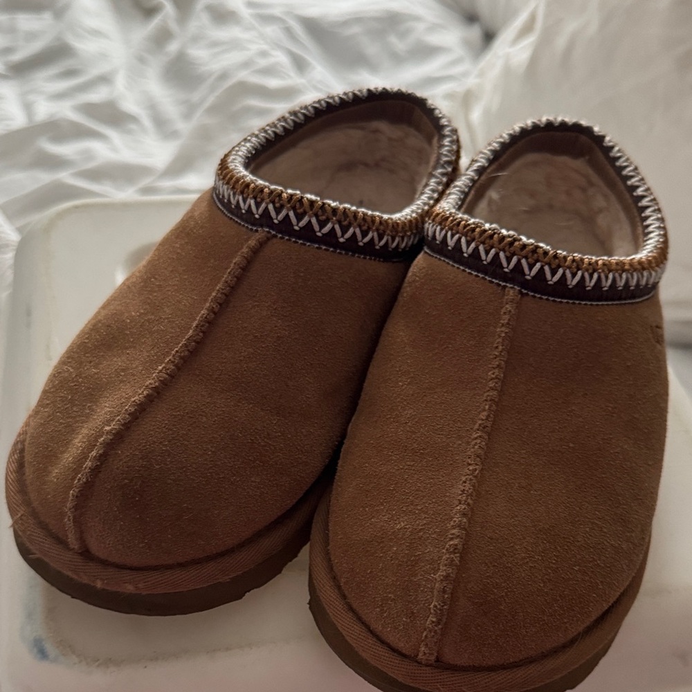 UGG chestnut Tasman shoes